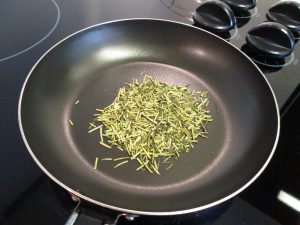 kukicha in a pan