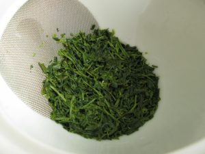 Brewed gyokuro leaves in houhin
