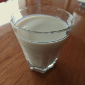 iced houjicha latte
